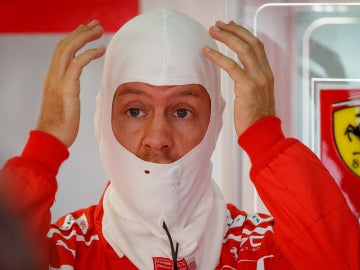 Sebastian Vettel se lleva las manos a la cabeza