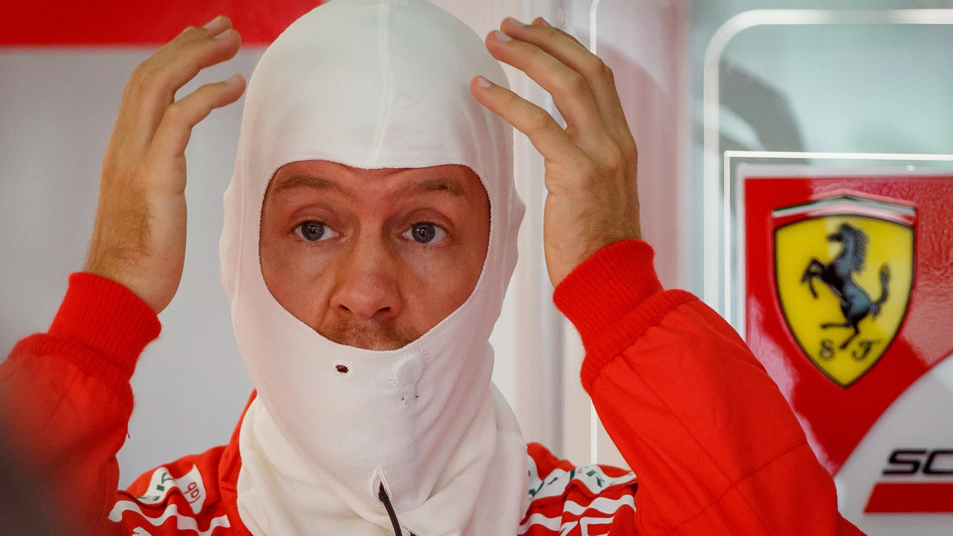Sebastian Vettel se lleva las manos a la cabeza