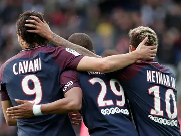 Cavani, Mbappé y Neymar celebran un gol Cavani, Mbappé y Neymar celebran un gol