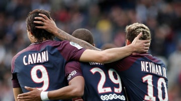 Cavani, Mbappé y Neymar celebran un gol