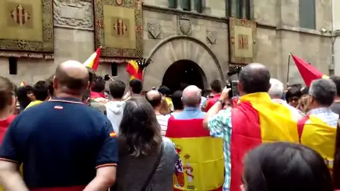 Cientos de personas se manifiestan con banderas españolas en Madrid y Barcelona Cientos de personas se manifiestan con banderas españolas en Madrid y Barcelona