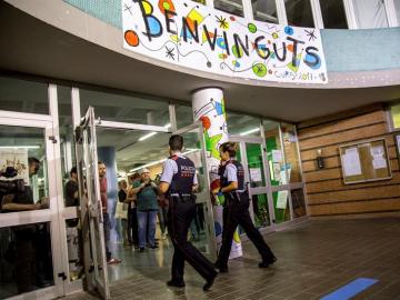 Los Mossos acceden a Escola Auró para levantar acta de las actividades que realizan los colegios 