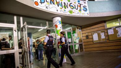 Colegios y centros cívicos ocupados en Cataluña para intentar asegurar la votación del 1-O