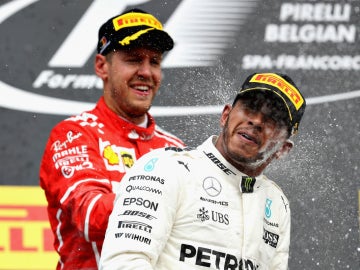 Vettel chorrea de champán a Hamilton en una celebración