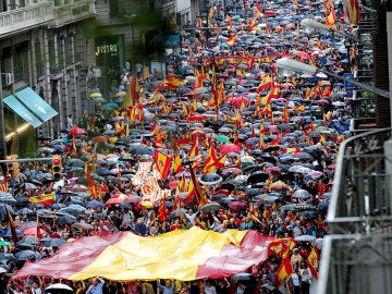Miles de personas se manifiestan a favor de la Constituci&oacute;n en Catalu&ntilde;a