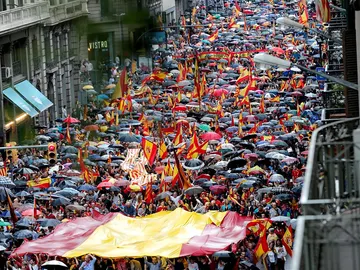 Miles de personas se manifiestan a favor de la Constitución en Cataluña Miles de personas se manifiestan a favor de la Constitución en Cataluña