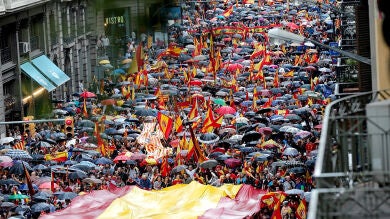 Miles de personas personas se manifiestan en Barcelona con banderas españolas 
