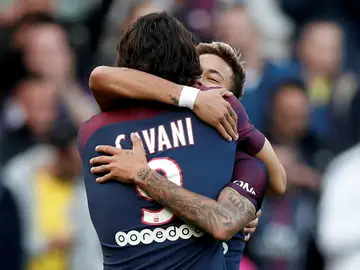 Neymar y Cavani se funden en un abrazo Neymar y Cavani se funden en un abrazo