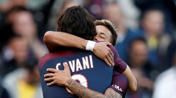 Neymar y Cavani se funden en un abrazo