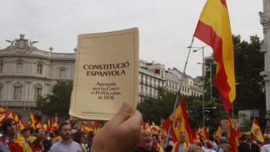 Miles de personas se manifiestan con banderas españolas en Madrid y Barcelona, y en otras ciudades españolas