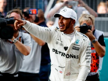 Lewis Hamilton, sonriente
