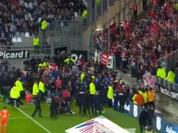 Accidente en el campo del Amiens: una grada cede tras la celebración de un gol