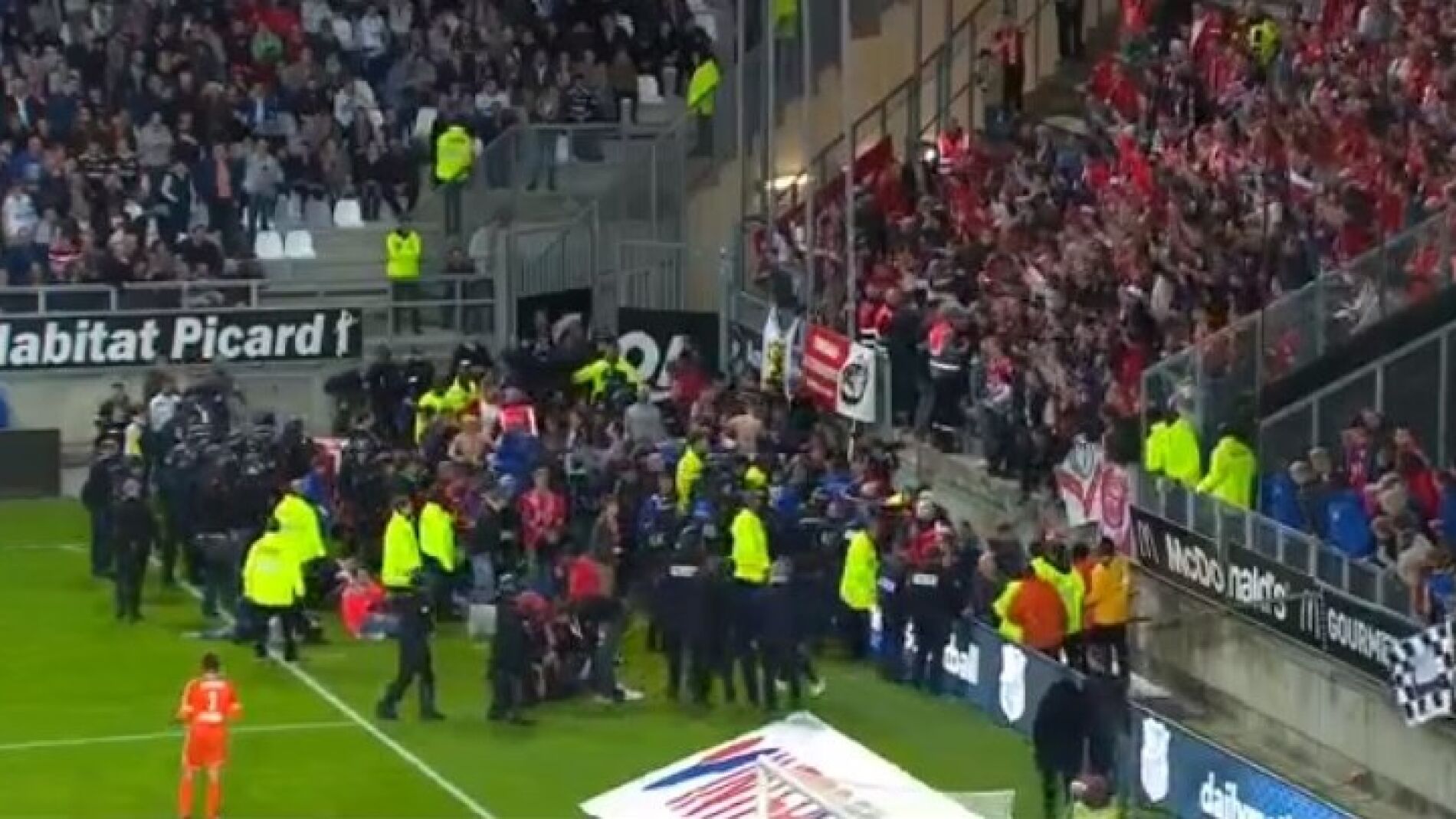 Accidente en el campo del Amiens: una grada cede tras la celebraci&oacute;n de un gol