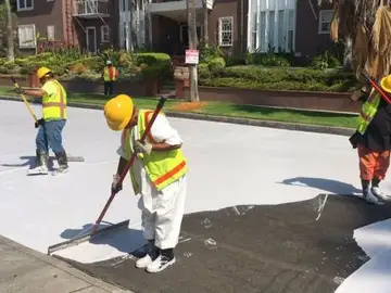 Operarios pintando las calles de color claro en LA Operarios pintando las calles de color claro en LA