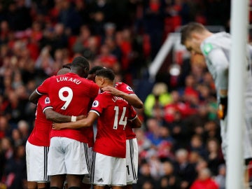 Los jugadores del Manchester United se abrazan en uno de los goles