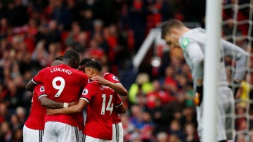 Los jugadores del Manchester United se abrazan en uno de los goles