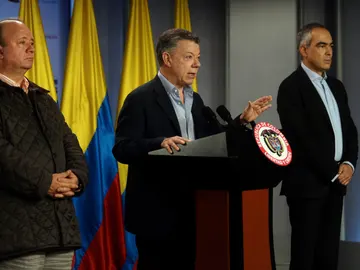 Juan Manuel Santos hablando durante la firma de un decreto de alto al fuego con el ELN Juan Manuel Santos hablando durante la firma de un decreto de alto al fuego con el ELN