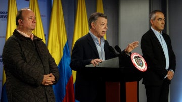 Juan Manuel Santos hablando durante la firma de un decreto de alto al fuego con el ELN