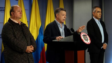 El presidente de Colombia firma el decreto que ordena el cese al fuego con la guerrilla del Ejército Liberal Nacional