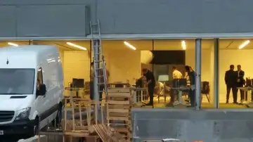 Agentes de la Guardia Civil desmontando ordenadores Agentes de la Guardia Civil desmontando ordenadores