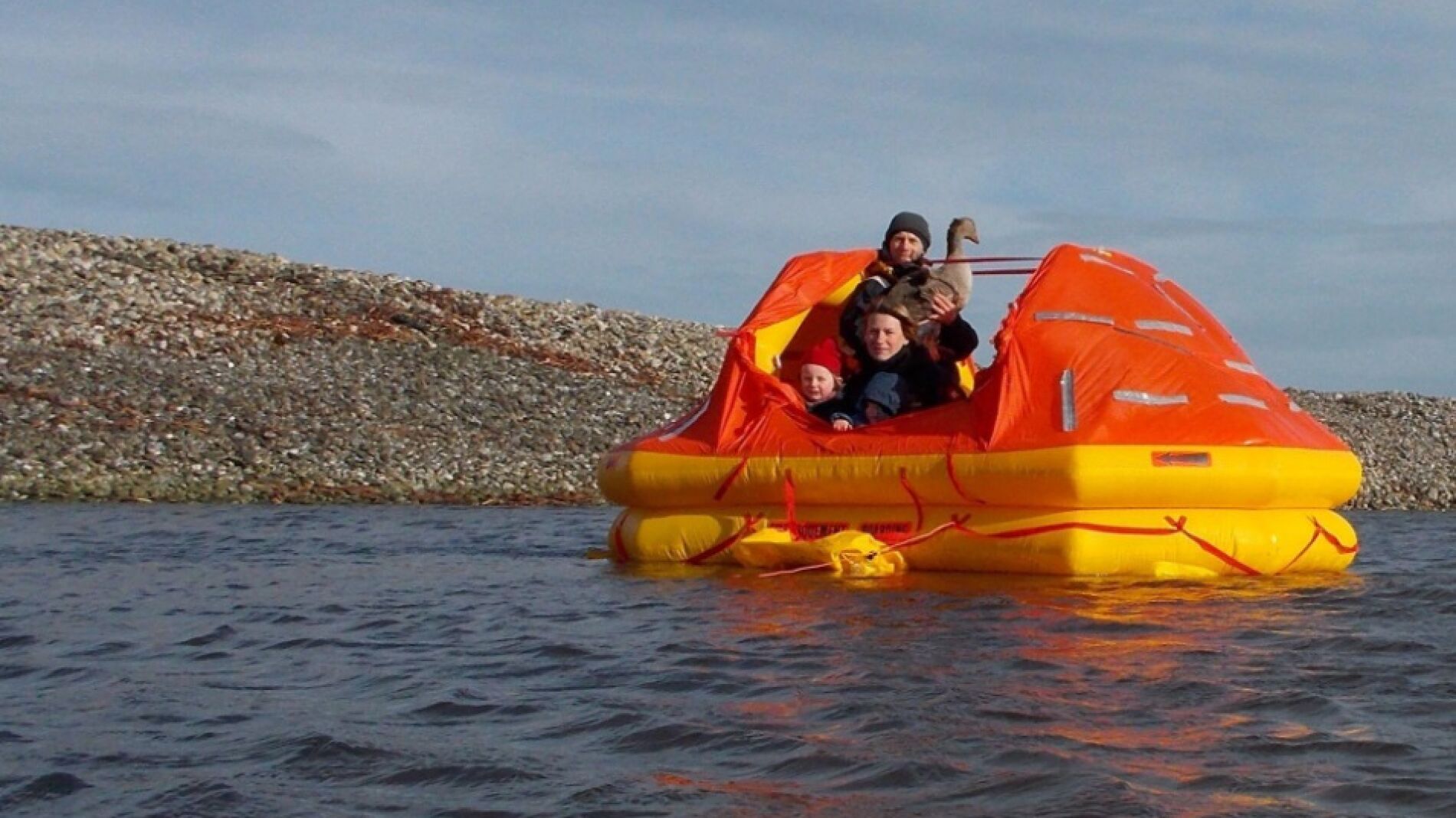 Miembros de la familia que abandona la isla desierta