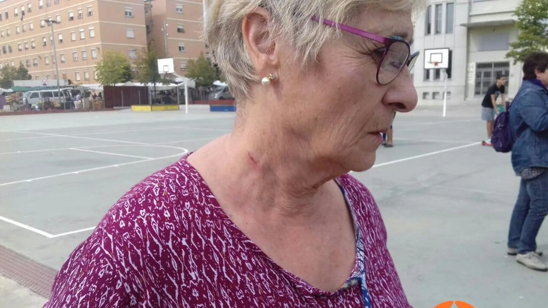 Imagen de una mujer herida en un colegio en Manlleu Imagen de una mujer herida en un colegio en Manlleu