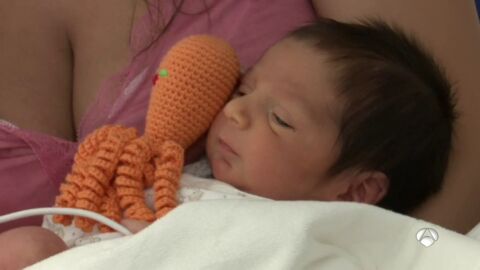 Regalan pulpos de ganchillo en los hospitales para ayudar a los beb&eacute;s prematuros