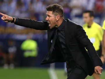 Simeone realiza observaciones a sus jugadores durante el partido Simeone realiza observaciones a sus jugadores durante el partido