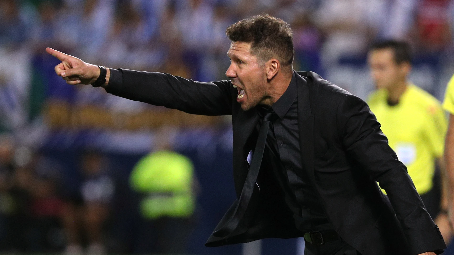 Simeone realiza observaciones a sus jugadores durante el partido Simeone realiza observaciones a sus jugadores durante el partido