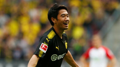 Shinji Kagawa mantiene líder a un Borussia Dortmund que sufrió para ganar al Augsburgo