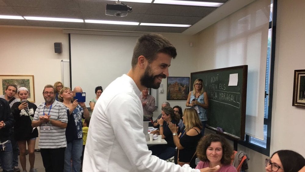 Gerard Pique deposita su voto en las urnas
