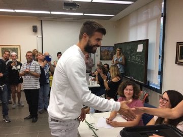 Gerard Pique deposita su voto en las urnas