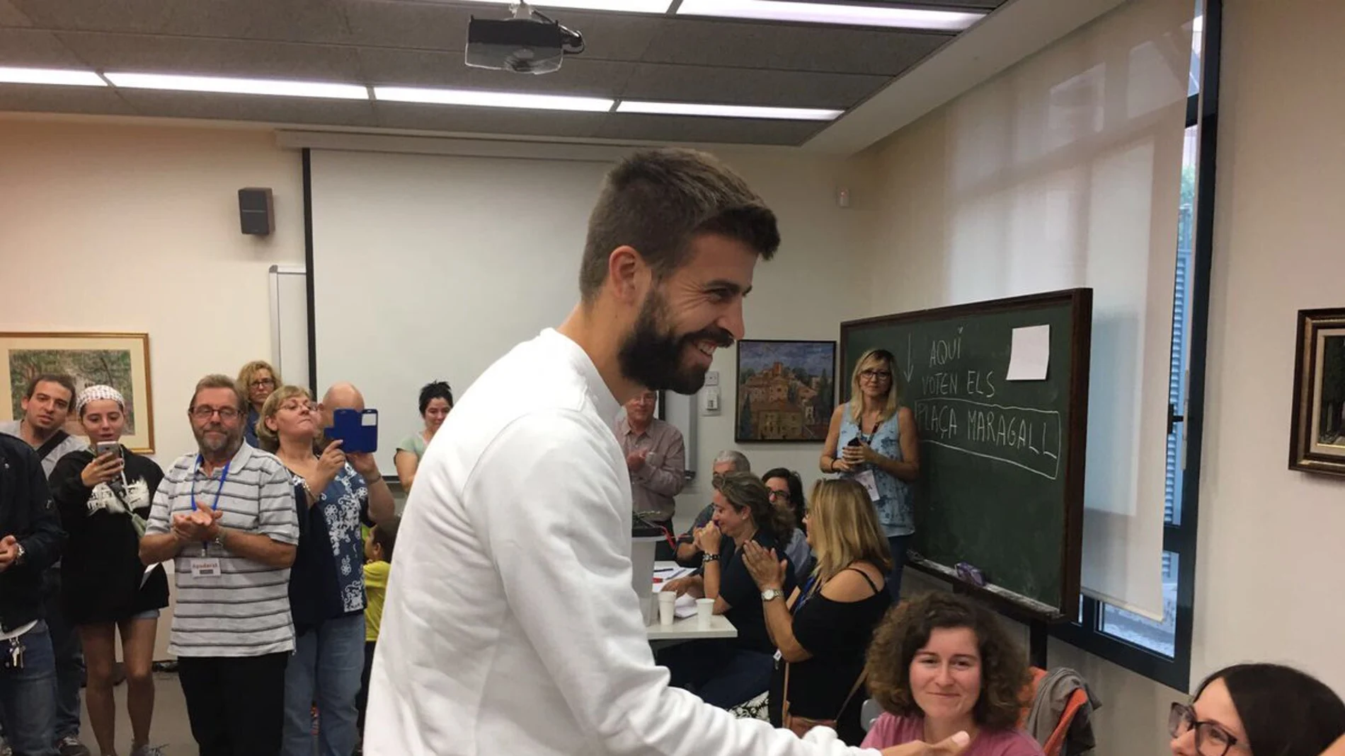 Gerard Pique deposita su voto en las urnas Gerard Pique deposita su voto en las urnas