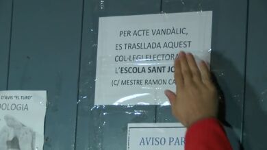  El colegio electoral de Junqueras se traslada a otro local al cerrarse con silicona
