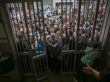 Las masas se agolpan ante la apertura de un colegio electoral en el referéndum ilegal Las masas se agolpan ante la apertura de un colegio electoral en el referéndum ilegal