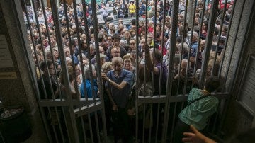 Las masas se agolpan ante la apertura de un colegio electoral en el referéndum ilegal