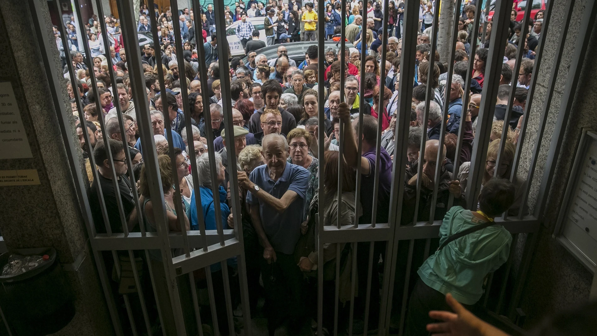 Las masas se agolpan ante la apertura de un colegio electoral en el referéndum ilegal Las masas se agolpan ante la apertura de un colegio electoral en el referéndum ilegal