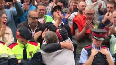 Un Mosso llora de emoción por los aplausos en Vielha, Lleida