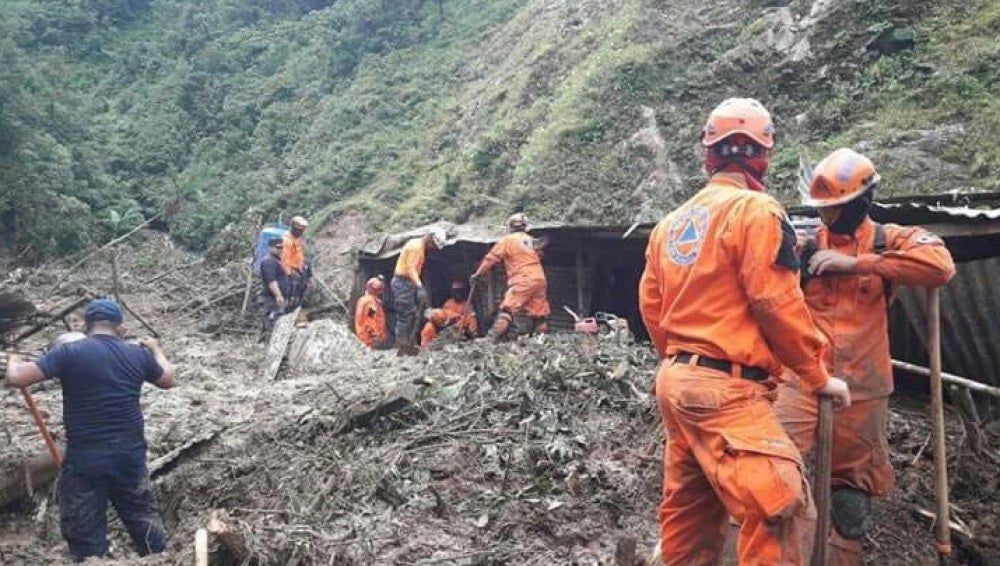 Equipo de rescate en el lugar del alud