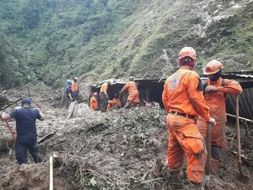 Equipo de rescate en el lugar del alud Equipo de rescate en el lugar del alud