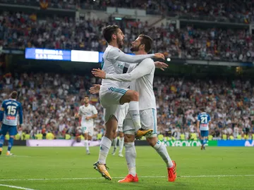 Isco se abraza con Nacho Fernández tras un gol del Real Madrid Isco se abraza con Nacho Fernández tras un gol del Real Madrid
