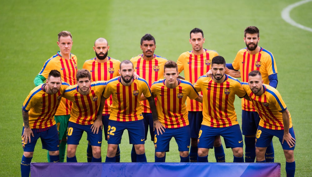 El Barça posó con la camiseta de la 'senyera' antes de arrancar el partido
