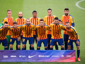 El Bar&ccedil;a pos&oacute; con la camiseta de la 'senyera' antes de arrancar el partido