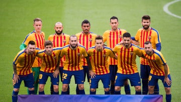 El Barça posó con la camiseta de la 'senyera' antes de arrancar el partido