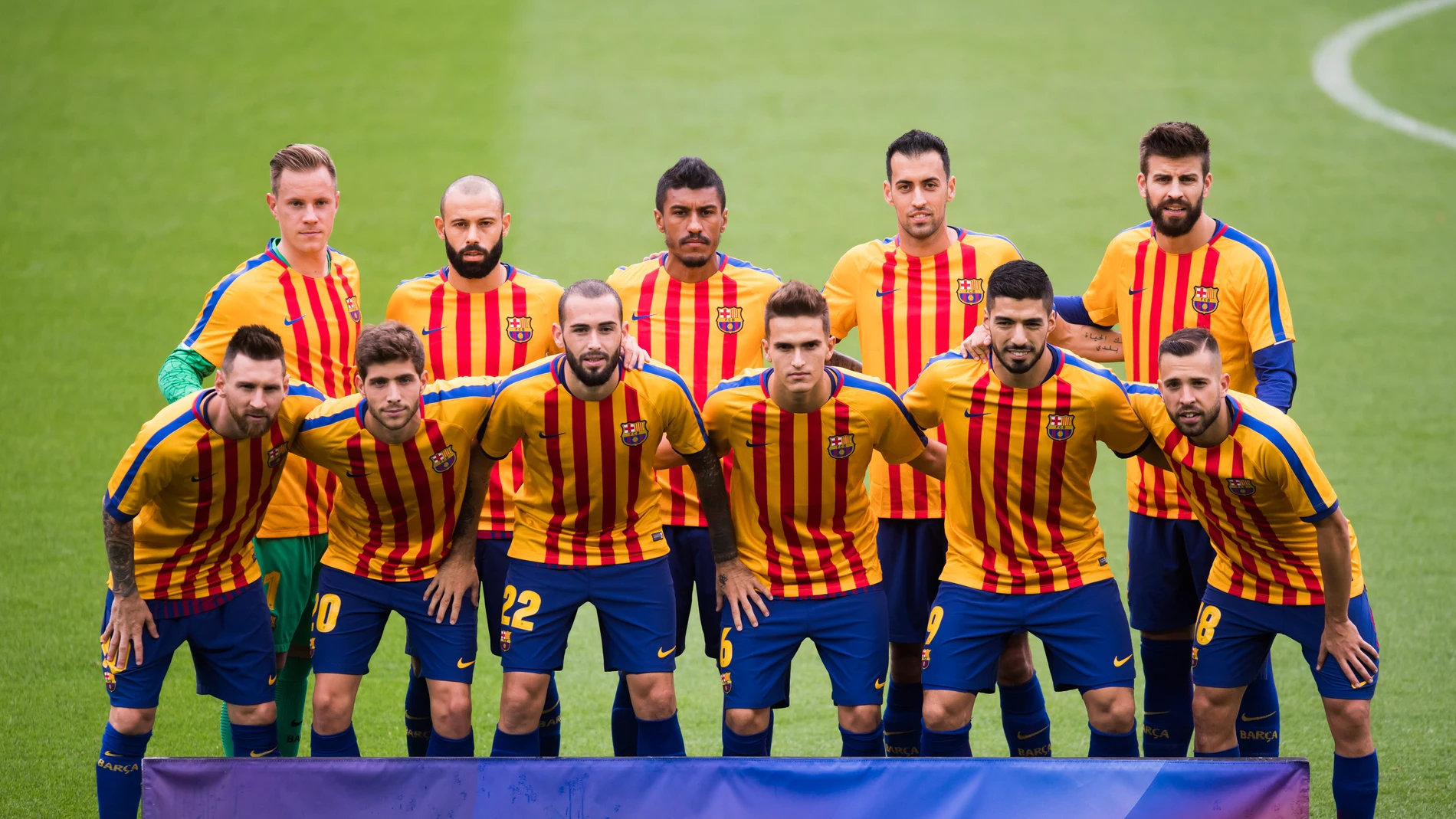 El Barça posó con la camiseta de la 'senyera' antes de arrancar el partido El Barça posó con la camiseta de la 'senyera' antes de arrancar el partido