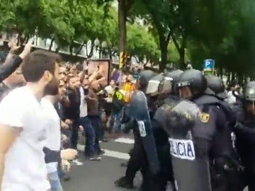Una marea de gente hace retroceder a los antidisturbios al grito de "Votarem" Una marea de gente hace retroceder a los antidisturbios al grito de "Votarem"