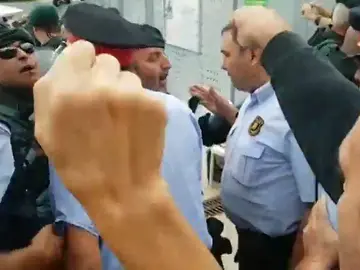Las redes se polarizan con vídeos que muestran enfrentamientos entre Guardia Civil y Mossos Las redes se polarizan con vídeos que muestran enfrentamientos entre Guardia Civil y Mossos