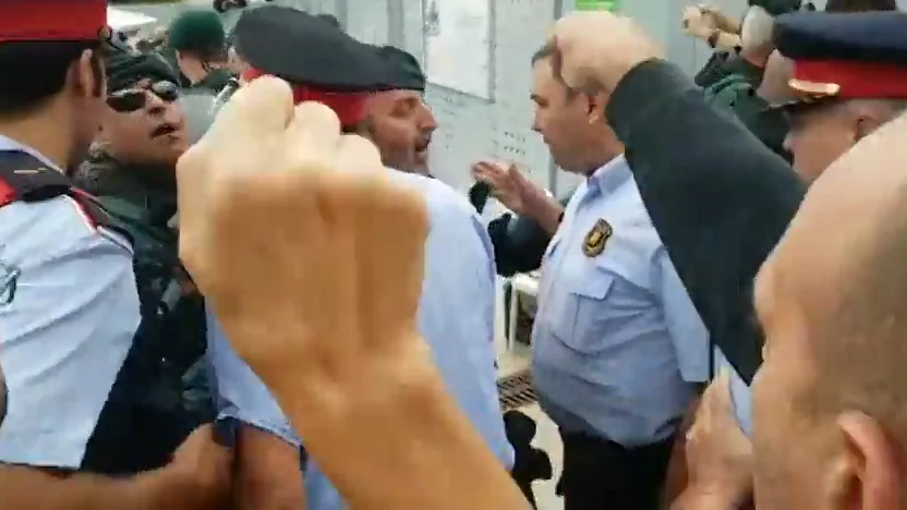 Las redes se polarizan con vídeos que muestran enfrentamientos entre Guardia Civil y Mossos Las redes se polarizan con vídeos que muestran enfrentamientos entre Guardia Civil y Mossos