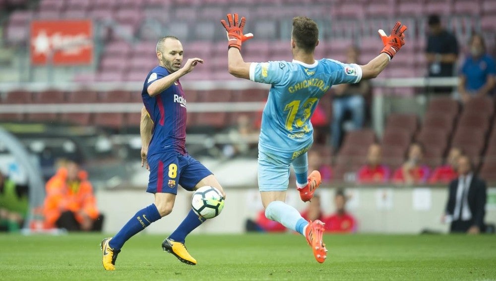 Iniesta trata de sortear la salida de Chichizola.