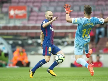 Iniesta trata de sortear la salida de Chichizola. Iniesta trata de sortear la salida de Chichizola.